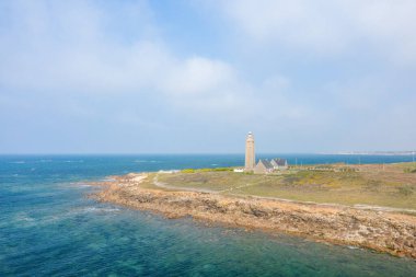 Bu manzara fotoğrafı ilkbaharda Avrupa, Fransa, Normandiya, Manche 'de çekildi. Cap Levi deniz fenerini ve kırsal kesimini görebiliyoruz, güneşin altında..