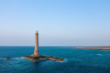 Bu manzara fotoğrafı ilkbaharda Avrupa, Fransa, Normandiya, Manche 'de çekildi. Cap de la Hague deniz fenerini Normandiya kıyılarına bakan, güneşin altında görebiliriz..