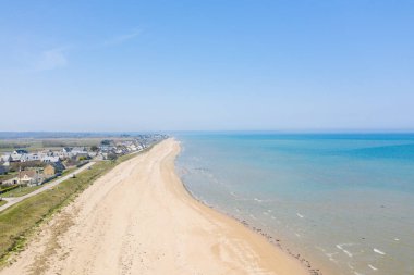 Bu manzara fotoğrafı ilkbaharda Avrupa, Fransa, Normandiya, Manche 'de çekildi. Utah Sahili 'nin uzun kumlu sahilini görüyoruz. Kanal Denizi' ne bakıyor. Güneşin altında..