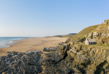 Bu manzara fotoğrafı ilkbaharda Avrupa, Fransa, Normandiya, Manche 'de çekildi. Cap de Carteret plajını görebiliyoruz, güneşin altında..