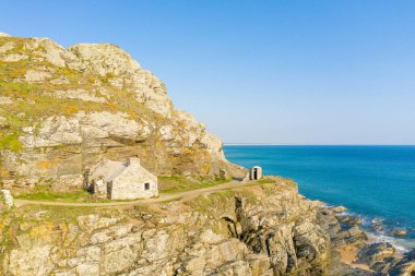 Bu manzara fotoğrafı ilkbaharda Avrupa, Fransa, Normandiya, Manche 'de çekildi. Cap de Carteret 'in gümrük yolunda, güneşin altında bir ev görüyoruz..
