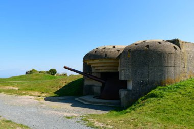 Bu manzara fotoğrafı Avrupa 'da, Fransa' da, Normandiya 'da, Arromanches' a karşı, Longues sur Mer 'de, ilkbaharda çekildi. Güneşin altında Longues-sur-Mer bataryasından bir top görüyoruz..