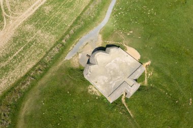 Bu manzara fotoğrafı Avrupa 'da, Fransa' da, Normandiya 'da, Arromanches' a karşı, Longues sur Mer 'de, ilkbaharda çekildi. Uzun- sur-Mer bataryasının bir sığınağını yukarıda, güneşin altında görüyoruz..