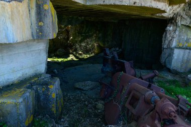 Bu manzara fotoğrafı Avrupa 'da, Fransa' da, Normandiya 'da, Arromanches' a karşı, Longues sur Mer 'de, ilkbaharda çekildi. Güneşin altında, Longues-sur-Mer bataryasının iç yüzünü görüyoruz..