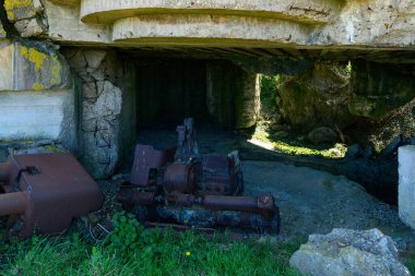 Bu manzara fotoğrafı Avrupa 'da, Fransa' da, Normandiya 'da, Arromanches' a karşı, Longues sur Mer 'de, ilkbaharda çekildi. Güneşin altındaki Longues-sur-Mer bataryasında bir topun yok edildiğini görüyoruz..