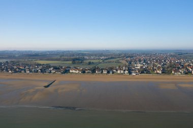 Bu manzara fotoğrafı Avrupa 'da, Fransa' da, Normandiya 'da, Ouistreham' da, Arromanches 'ta, ilkbaharda çekildi. Hermanville-sur-Mer 'deki Kılıç Sahili' ni ve kırsalını görebiliyoruz. Güneşin altında..