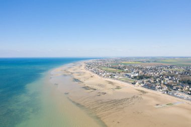 Bu manzara fotoğrafı yazın Avrupa, Fransa, Normandiya, Arromanches les Bains 'de çekildi. Juno plajını ve Bernieres sur Mer kasabasını görebiliriz, güneşin altında..