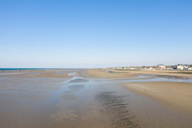 Bu manzara fotoğrafı Avrupa 'da, Fransa' da, Normandiya 'da, Arromanches les Bains yakınlarında çekildi. Asnelles 'deki uzun kumlu kumlu sahili görebiliyoruz. Güneşin altında..