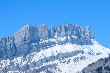 Bu manzara fotoğrafı Avrupa 'da, Fransa' da, Alpler 'de, ilkbaharda Chamonix' e doğru çekildi. Tete 'nin kayalık zirvelerini görebiliriz. Mont Blanc' ta güneşin altında bir patika..