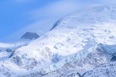Bu manzara fotoğrafı Avrupa 'da, Fransa' da, Alpler 'de, ilkbaharda Chamonix' e doğru çekildi. Mont Blanc 'ın zirvesini görebiliyoruz, güneşin altında..