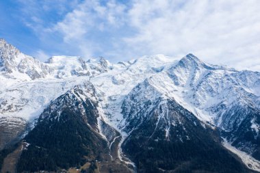 Bu manzara fotoğrafı Avrupa 'da, Fransa' da, Alpler 'de, ilkbaharda Chamonix' e doğru çekildi. Güneşin altında kar kaplı Mont Blanc topluluğunu görebiliyoruz..