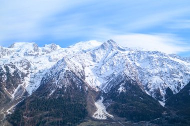 Bu manzara fotoğrafı Avrupa 'da, Fransa' da, Alpler 'de, ilkbaharda Chamonix' e doğru çekildi. Mont Blanc 'ın dağlarını görüyoruz, güneşin altında..