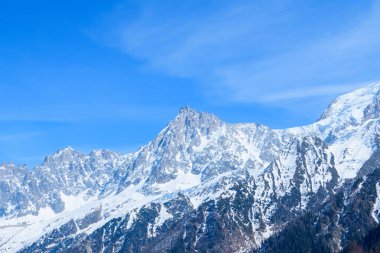 Bu manzara fotoğrafı Avrupa 'da, Fransa' da, Alpler 'de, ilkbaharda Chamonix' e doğru çekildi. Aiguille du Midi 'yi ve kırsal kesimini Mont Blanc' ta, güneşin altında görüyoruz..