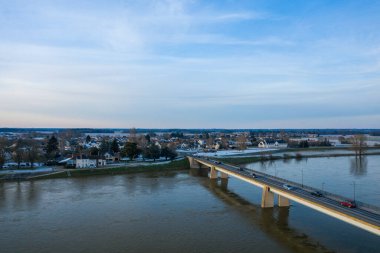 Bu manzara fotoğrafı Avrupa 'da, Fransa' da, Merkez Bölgede, Loiret 'te, Orleans yakınlarında, kışın çekildi. Sully sur Loire köprüsünü karların altında, güneşin altında görüyoruz..