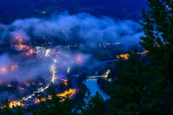 Bu manzara fotoğrafı Avrupa 'da, Fransa' da, Alpler 'de, yazın Chamonix' e doğru çekildi. Mont Blanc 'taki Les Turbines des Houches' a doğru giden şilteleri görebiliyoruz..