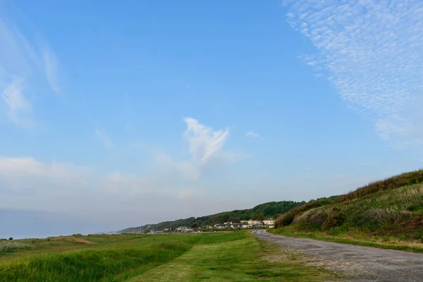 这张风景画是夏天在欧洲 诺曼底拍的 我们可以看到诺曼人的天空在乡间 在阳光下 — 图库照片