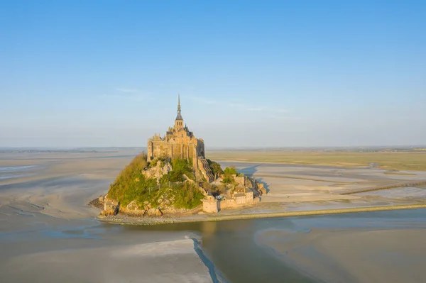 Bu manzara fotoğrafı ilkbaharda Avrupa, Fransa, Normandiya, Manche 'de çekildi. Güneşin altında Le Mont-Saint-Michel 'i görüyoruz..