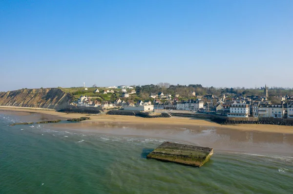 Bu manzara fotoğrafı yazın Avrupa, Fransa, Normandiya, Arromanches les Bains 'de çekildi. Arromanches les Bains şehrini ve güneşin altındaki yapay Amerikan limanını görebiliyoruz..