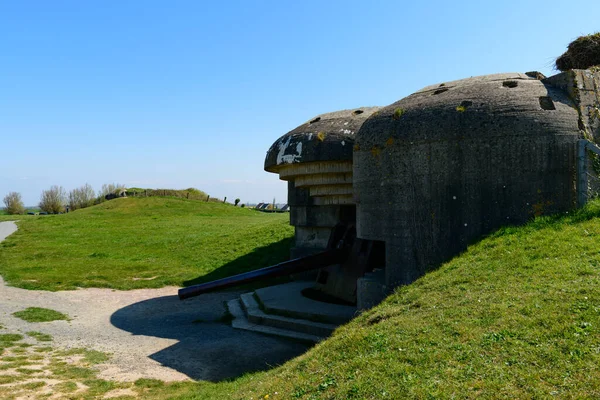 Bu manzara fotoğrafı Avrupa 'da, Fransa' da, Normandiya 'da, Arromanches' a karşı, Longues sur Mer 'de, ilkbaharda çekildi. Güneşin altında Longues-sur-Mer bataryasının önünü görebiliriz..