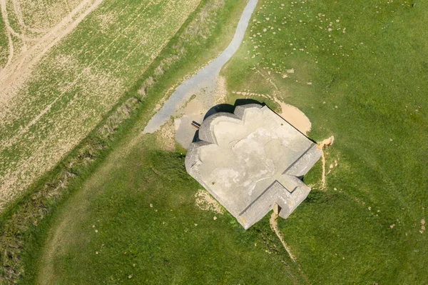 Bu manzara fotoğrafı Avrupa 'da, Fransa' da, Normandiya 'da, Arromanches' a karşı, Longues sur Mer 'de, ilkbaharda çekildi. Uzun- sur-Mer bataryasının bir sığınağını yukarıda, güneşin altında görüyoruz..