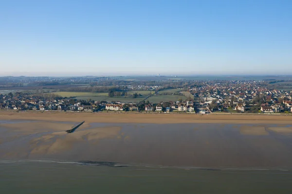 Bu manzara fotoğrafı Avrupa 'da, Fransa' da, Normandiya 'da, Ouistreham' da, Arromanches 'ta, ilkbaharda çekildi. Hermanville-sur-Mer 'deki Kılıç Sahili' ni ve kırsalını görebiliyoruz. Güneşin altında..