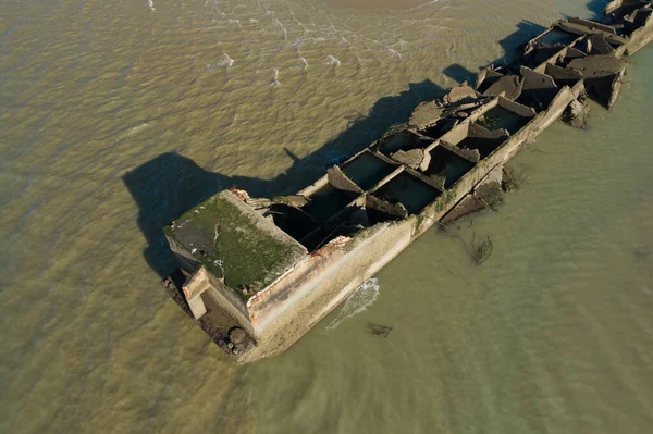 Bu manzara fotoğrafı yazın Avrupa, Fransa, Normandiya, Arromanches les Bains 'de çekildi. Asnelles 'deki yapay altın limanını görüyoruz. Yukarıda, güneşin altında..