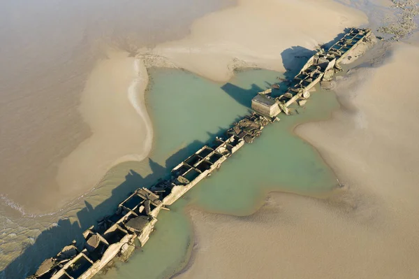 Bu manzara fotoğrafı yazın Avrupa, Fransa, Normandiya, Arromanches les Bains 'de çekildi. Asnelles 'deki yapay Gold Sahili' nin bir elementinin yakın çekimini görüyoruz. Güneşin altında..