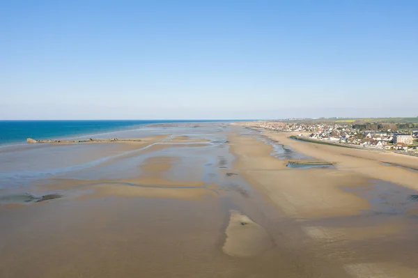 这张风景画是夏天在Arromanches Les Bains附近的欧洲 诺曼底拍摄的 我们可以看到美丽的沙滩 在阿斯内尔海峡海前面 在阳光下 — 图库照片