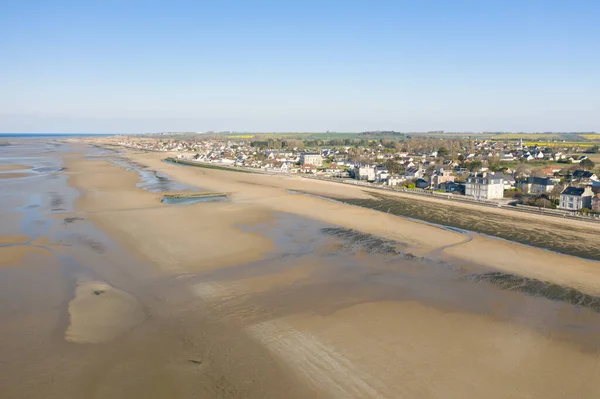 这张风景画是夏天在Arromanches Les Bains附近的欧洲 诺曼底拍摄的 在阳光下 我们看到了黄金海滩上的小镇Asnelle — 图库照片