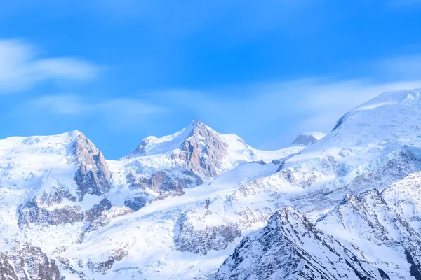 Bu manzara fotoğrafı Avrupa 'da, Fransa' da, Alpler 'de, ilkbaharda Chamonix' e doğru çekildi. Mont Blanc 'ın güneşinin altında Mont Maudit' in manzarasını görebiliriz..