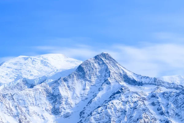 Bu manzara fotoğrafı Avrupa 'da, Fransa' da, Alpler 'de, ilkbaharda Chamonix' e doğru çekildi. Mont Blanc ve Aiguille du Gouter 'ı kırsalda, güneşin altında görüyoruz..