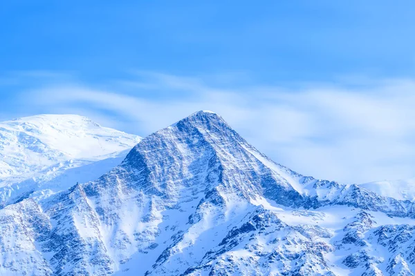 Bu manzara fotoğrafı Avrupa 'da, Fransa' da, Alpler 'de, ilkbaharda Chamonix' e doğru çekildi. Mont Blanc ve Aiguille du Gouter 'ın yakın çekimini görüyoruz, güneşin altında..