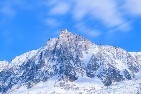 Bu manzara fotoğrafı Avrupa 'da, Fransa' da, Alpler 'de, ilkbaharda Chamonix' e doğru çekildi. Aiguille du Midi 'yi ve Mont Blanc' ta güneşin altındaki bulutları görebiliyoruz..