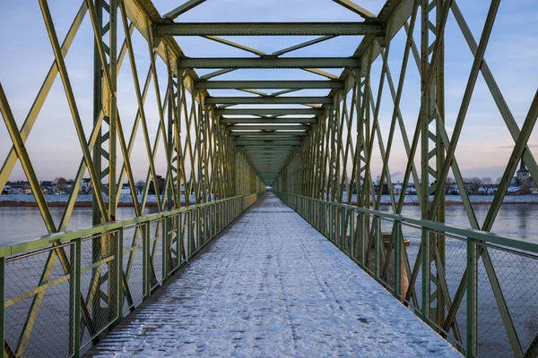 この風景写真は ヨーロッパ フランス センター地域 ロワレ オーリンズ近く 冬に撮影されました 太陽の下で雪の下でサリー シュル ロワールの歩道橋が見えます — ストック写真