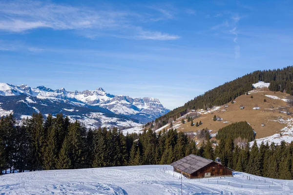 Bu manzara fotoğrafı Avrupa 'da, Fransa' da, Rhone Alpes 'te, Savoie' de, Alpler 'de, kışın çekildi. Güneşin altında, Aravis sırasına bakan bir dağ evi görüyoruz..