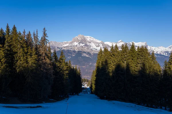 Bu manzara fotoğrafı Avrupa 'da, Fransa' da, Rhone Alpes 'te, Savoie' de, Alpler 'de, kışın çekildi. La Tete du Colonney, Aiguille Rouge ve Varan 'ı görebilirsiniz. Çam ormanlarının ortasında, güneşin altında..