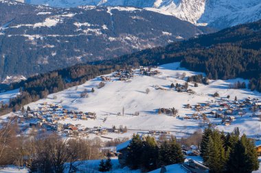 Bu manzara fotoğrafı Avrupa 'da, Fransa' da, Rhone Alpes 'te, Savoie' de, Alpler 'de, kışın çekildi. Mont Blanc kalabalığında Megeve şehrinin Chalets 'ini görüyoruz, güneşin altında..