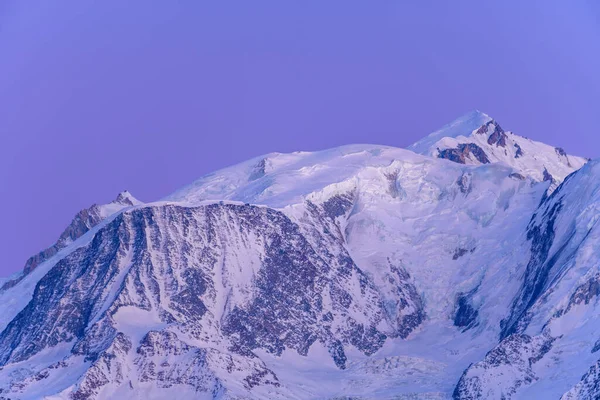 この風景写真はヨーロッパ フランス ローヌ アルプ サヴォワ アルプス 冬に撮影されました 夜にはモンブランの塊と雪に覆われた山が見えます — ストック写真