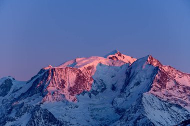 Bu manzara fotoğrafı Avrupa 'da, Fransa' da, Rhone Alpes 'te, Savoie' de, Alpler 'de, kışın çekildi. Mont Blanc kalabalığını görebilirsiniz..