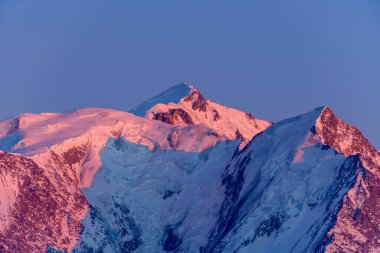 Bu manzara fotoğrafı Avrupa 'da, Fransa' da, Rhone Alpes 'te, Savoie' de, Alpler 'de, kışın çekildi. Akşamüstü Mont Blanc 'ın zirvesini görüyoruz..
