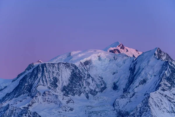 Bu manzara fotoğrafı Avrupa 'da, Fransa' da, Rhone Alpes 'te, Savoie' de, Alpler 'de, kışın çekildi. Mont Blanc kalabalığını gece görüyoruz..