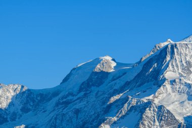 Bu manzara fotoğrafı Avrupa 'da, Fransa' da, Rhone Alpes 'te, Savoie' de, Alpler 'de, kışın çekildi. Güneşin altında karlı Mont Blanc du Tacul 'u görüyoruz..