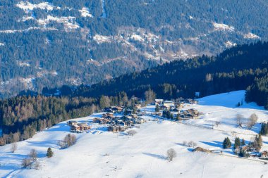 Bu manzara fotoğrafı Avrupa 'da, Fransa' da, Rhone Alpes 'te, Savoie' de, Alpler 'de, kışın çekildi. Megeve şehrinin zirvelerini görüyoruz. Mont Blanc 'ta, güneşin altında..
