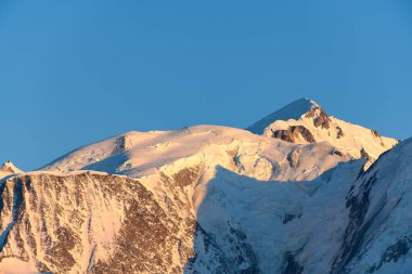 Bu manzara fotoğrafı Avrupa 'da, Fransa' da, Rhone Alpes 'te, Savoie' de, Alpler 'de, kışın çekildi. Mont Blanc topluluğunun zirvelerini görebilirsiniz..