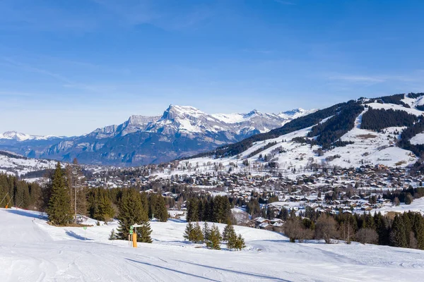 Bu manzara fotoğrafı Avrupa 'da, Fransa' da, Rhone Alpes 'te, Savoie' de, Alpler 'de, kışın çekildi. LAup de Veran 'ı, Tete du Colonney' i, Aiguille Rouge 'u ve Varan' dan Megeve 'e güneşin altında görebilirsiniz..