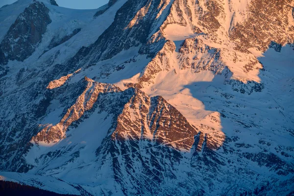 Bu manzara fotoğrafı Avrupa 'da, Fransa' da, Rhone Alpes 'te, Savoie' de, Alpler 'de, kışın çekildi. Mont Blanc 'ın sarp kayalarını görüyoruz, güneşin altında..