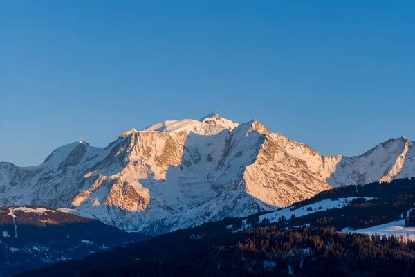 Bu manzara fotoğrafı Avrupa 'da, Fransa' da, Rhone Alpes 'te, Savoie' de, Alpler 'de, kışın çekildi. Gün batımında güneşin altında Mont Blanc kalabalığını görüyoruz..