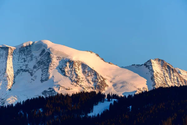 Bu manzara fotoğrafı Avrupa 'da, Fransa' da, Rhone Alpes 'te, Savoie' de, Alpler 'de, kışın çekildi. Les Domes de Miage 'ı görüyoruz, güneşin altında..