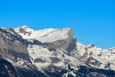 Bu manzara fotoğrafı Avrupa 'da, Fransa' da, Rhone Alpes 'te, Savoie' de, Alpler 'de, kışın çekildi. Güneşin altında La Chaine des Fiz 'i görüyoruz..
