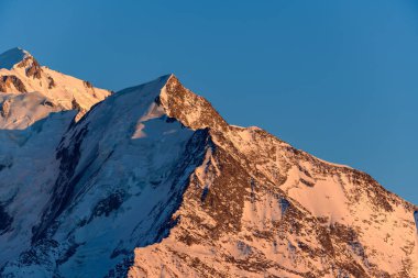 Bu manzara fotoğrafı Avrupa 'da, Fransa' da, Rhone Alpes 'te, Savoie' de, Alpler 'de, kışın çekildi. Aiguille de Bionnassay 'i ve dik uçurumlarını görebilirsiniz, güneşin altında..